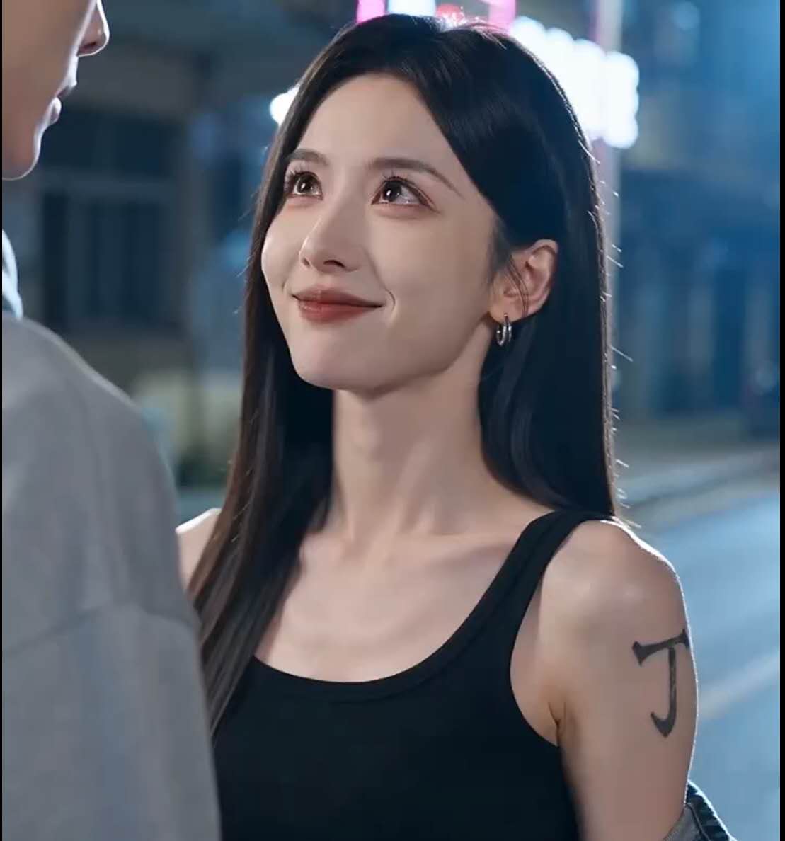 换一次对象改一次纹身的女孩